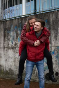 Pärchenbilder: Junges Paar in urbaner Umgebung